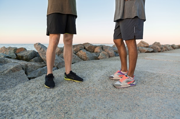 Gratis foto bijgesneden afbeelding van twee mannen in sportkleding staan samen