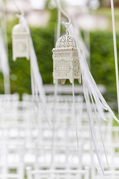 Bijgesneden close-up beeld van een prachtige decoraties voor huwelijksceremonie. Voorbereiding voor huwelijksceremonie buitenshuis.