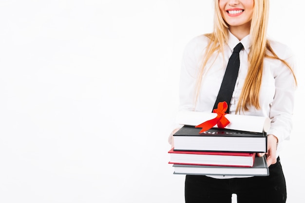 Gratis foto bijs vrouw met schoolboeken en diploma