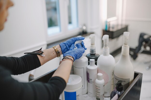 Bijsnijden kapper met professionele shampoo