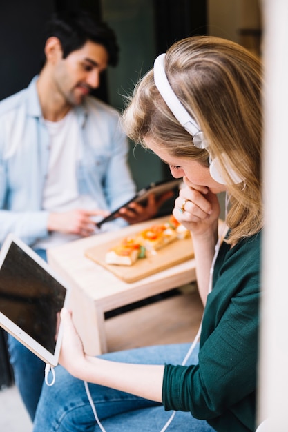 Bijsnijden paar met behulp van tablets