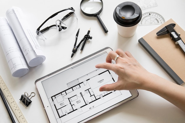 Bijsnijders hand vergroot plan op tablet