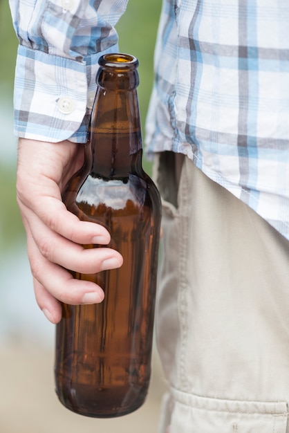 Gratis foto bijsnijman met geopende fles