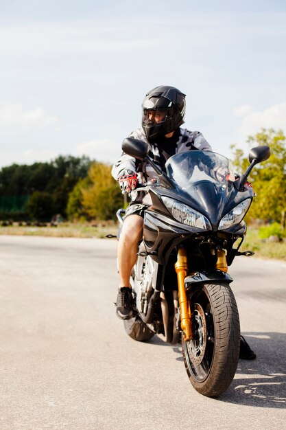 Biker rijden op de weg