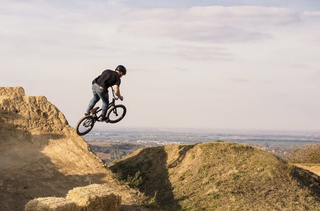 Biker springen en vliegen over een heuvel