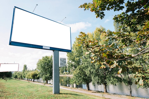 Billboards in de buurt van de rivier