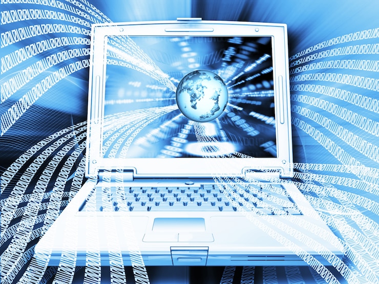 Gratis Foto binaire code met globe op laptop computer