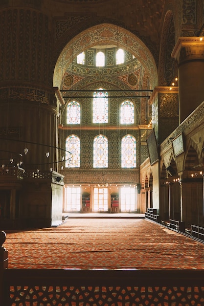 Binnen in de Blauwe Moskee in Istanbul een prachtig historisch interieur