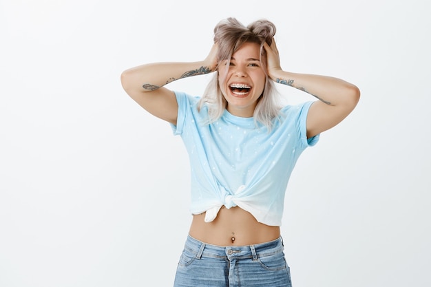 Binnen schot van blond meisje poseren in de studio