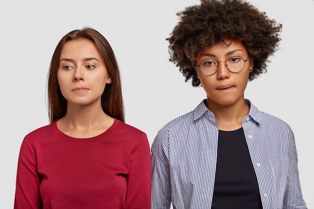 Binnen schot van contemplatieve gemengde de beurslippen van rasvrouwen