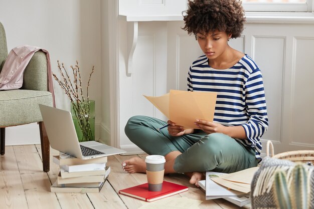 Binnen schot van doordachte student thuis werken