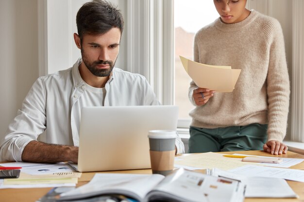 Binnen schot van serieuze man wil geld storten in de bank