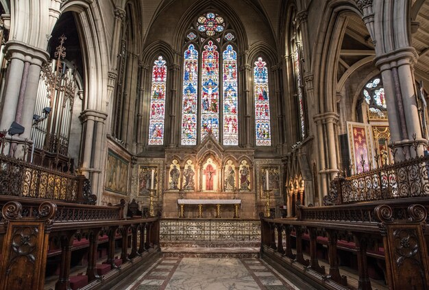 Binnenaanzicht van een kerk met religieuze iconen op de muren en ramen