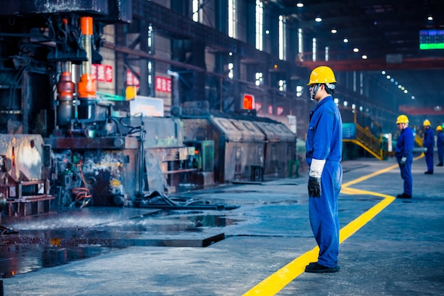 Binnenaanzicht van een staalfabriek