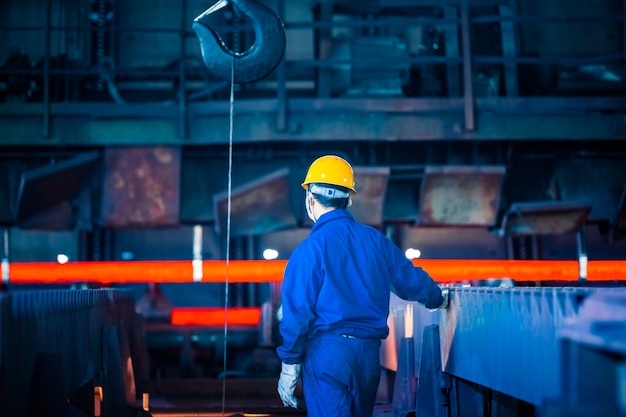 Gratis foto binnenaanzicht van een staalfabriek