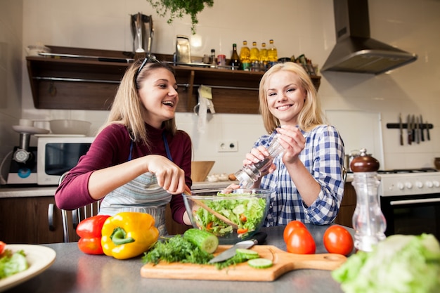 binnenlands gelukkig vrouwelijke ochtend tweeling