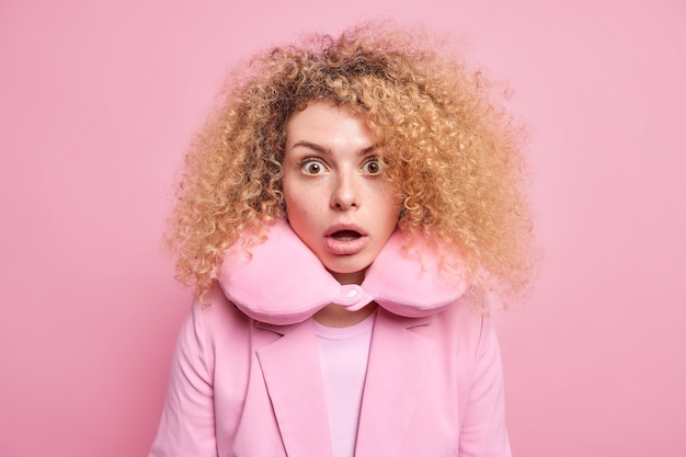 Binnenopname van geschokte vrouw met krullend borstelig haar staart beschaamd naar de camera