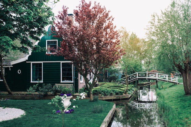 Binnenplaats van landelijke woningbouw met gras en bomen