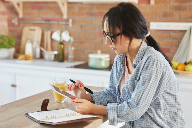 Gratis foto binnenschot van slangvrouw weet niet wat ze moet koken voor het avondeten,