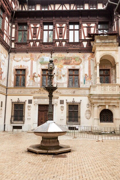 Binnenwerf van Peles-Kasteel van Sinaia, Roemenië. Middeleeuws kasteel