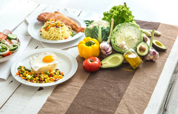 Biologische gezonde voeding op de eettafel