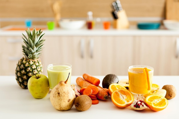 Biologische groenten en fruit op tafel in de keuken. Rauwe voeding