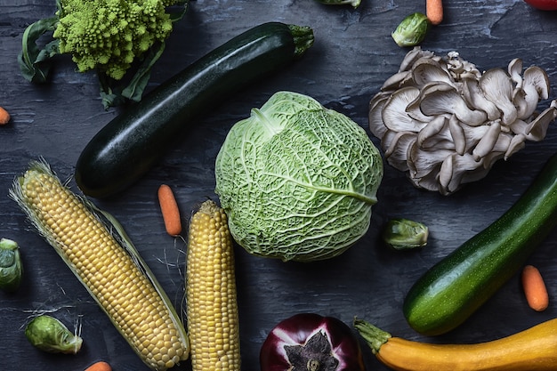 Gratis foto biologische groenten op houten tafel. bovenaanzicht