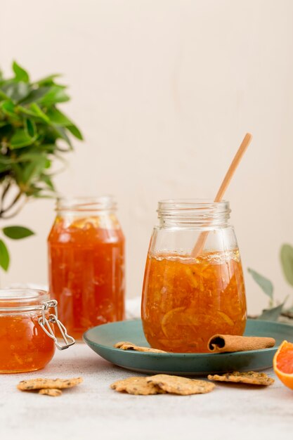 Biologische huisgemaakte marmelade in verschillende potten