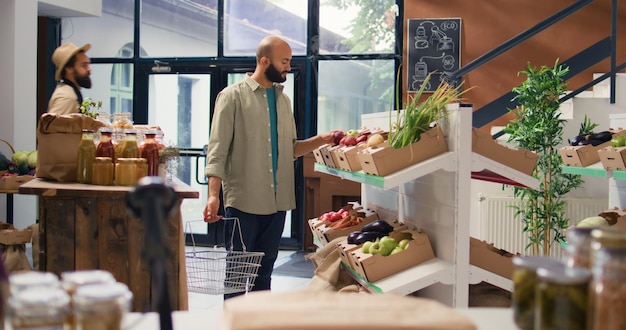 Biologische marktklant controleert sauzen