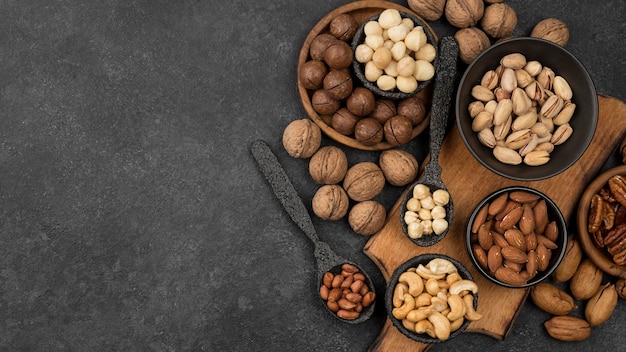 Biologische noten snack in kommen en lepels