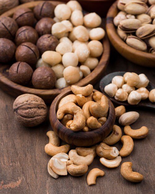 Biologische noten snack in kommen op houten tafel