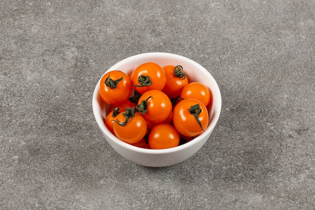 Gratis foto biologische tomaten in de kom, op het marmer.