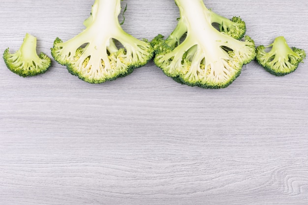 Gratis foto biologische verse broccoli met kopie ruimte op houten oppervlak