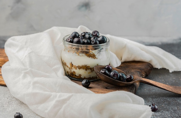 Gratis foto biologische yoghurt met bosbessen klaar om te worden geserveerd