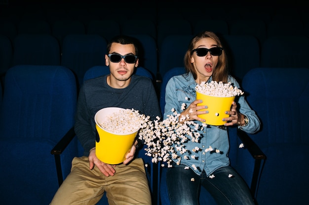 Bioscoop dag. Jong stel met popcorn kijken naar interessante film op hun date in de bioscoop.