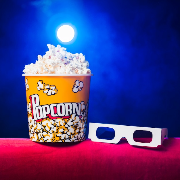 Gratis foto bioscoop met popcorndoos en 3d glazen