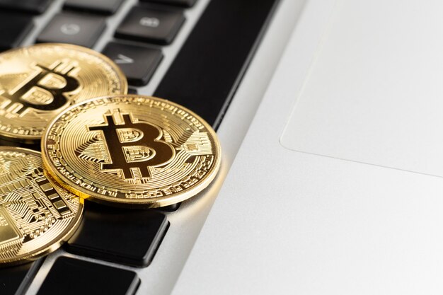 Bitcoin bovenop toetsenbord