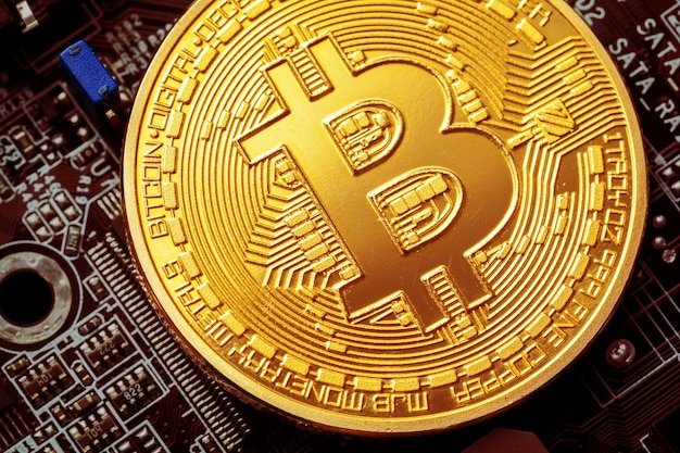 Gratis foto bitcoin en een grafische computerkaart