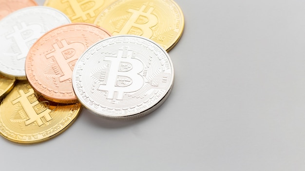 Bitcoin in verschillende kleuren close-up