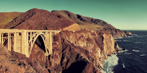 Bixby Bridge-panorama als het beroemde oriëntatiepunt in Big Sur Californië.