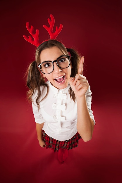 Bizarre nerdy vrouw met handteken