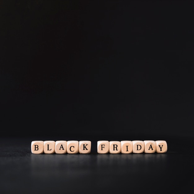 Black Friday-inscriptie op kleine kubussen