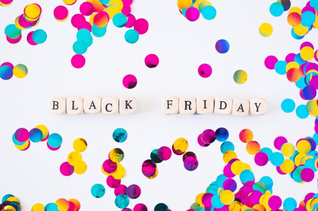 Black Friday-inscriptie op kubussen met confettien