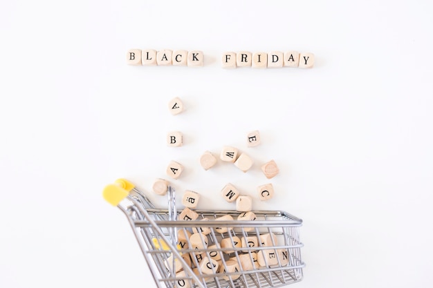 Black Friday-inscriptie op kubussen met kleine boodschappenwagentje