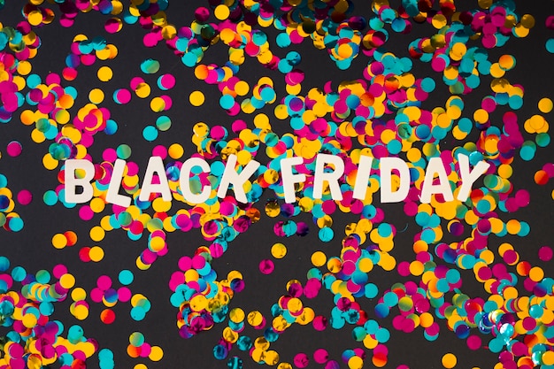 Black Friday-inscriptie van houten brieven met confettien