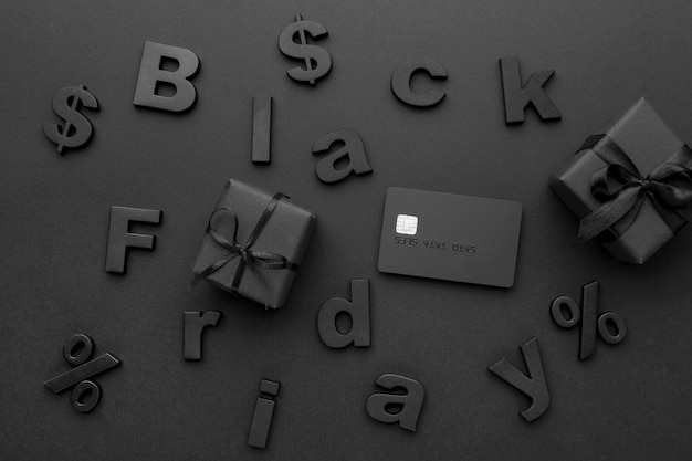 Black Friday-verkoopassortiment met cadeaus en brieven