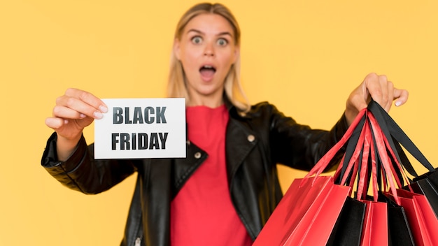 Black friday-verkoopconcept met vrouw