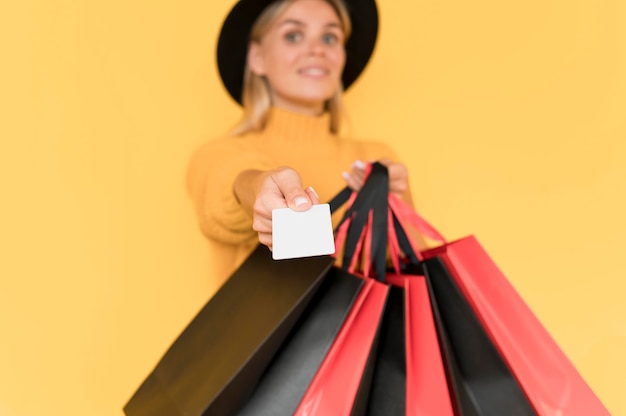 Black friday-verkoopconcept wazig vrouw met tassen