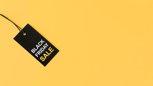 Black friday-verkoopetiket op gele exemplaar ruimteachtergrond