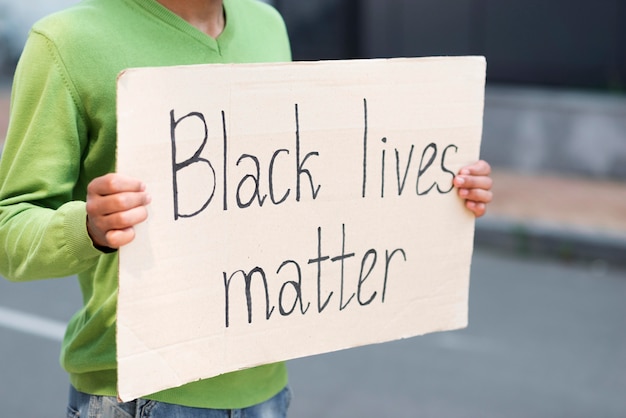 Gratis foto black lives matter concept citaat op karton